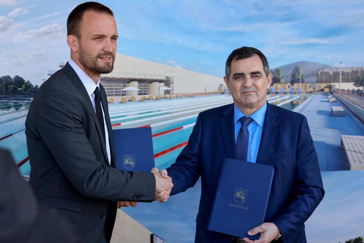 Zadar: Gradonačelnik Grada Zadra Šime Erlić potpisao je ugovor s trvtkom Lavčević o izgradnji olimpijskog bazena na Višnjiku