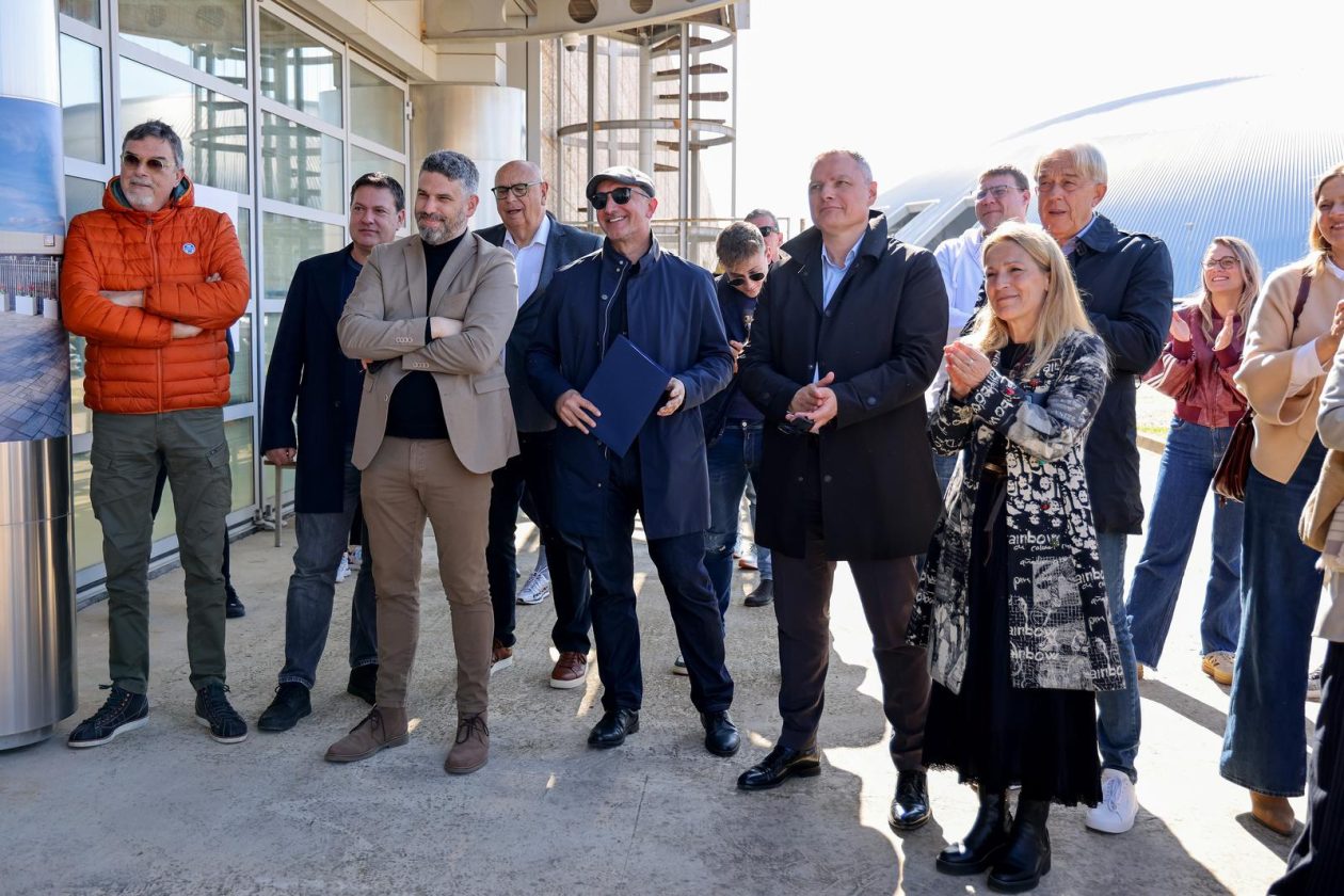 Zadar: Gradonačelnik Grada Zadra Šime Erlić potpisao je ugovor s trvtkom Lavčević o izgradnji olimpijskog bazena na Višnjiku