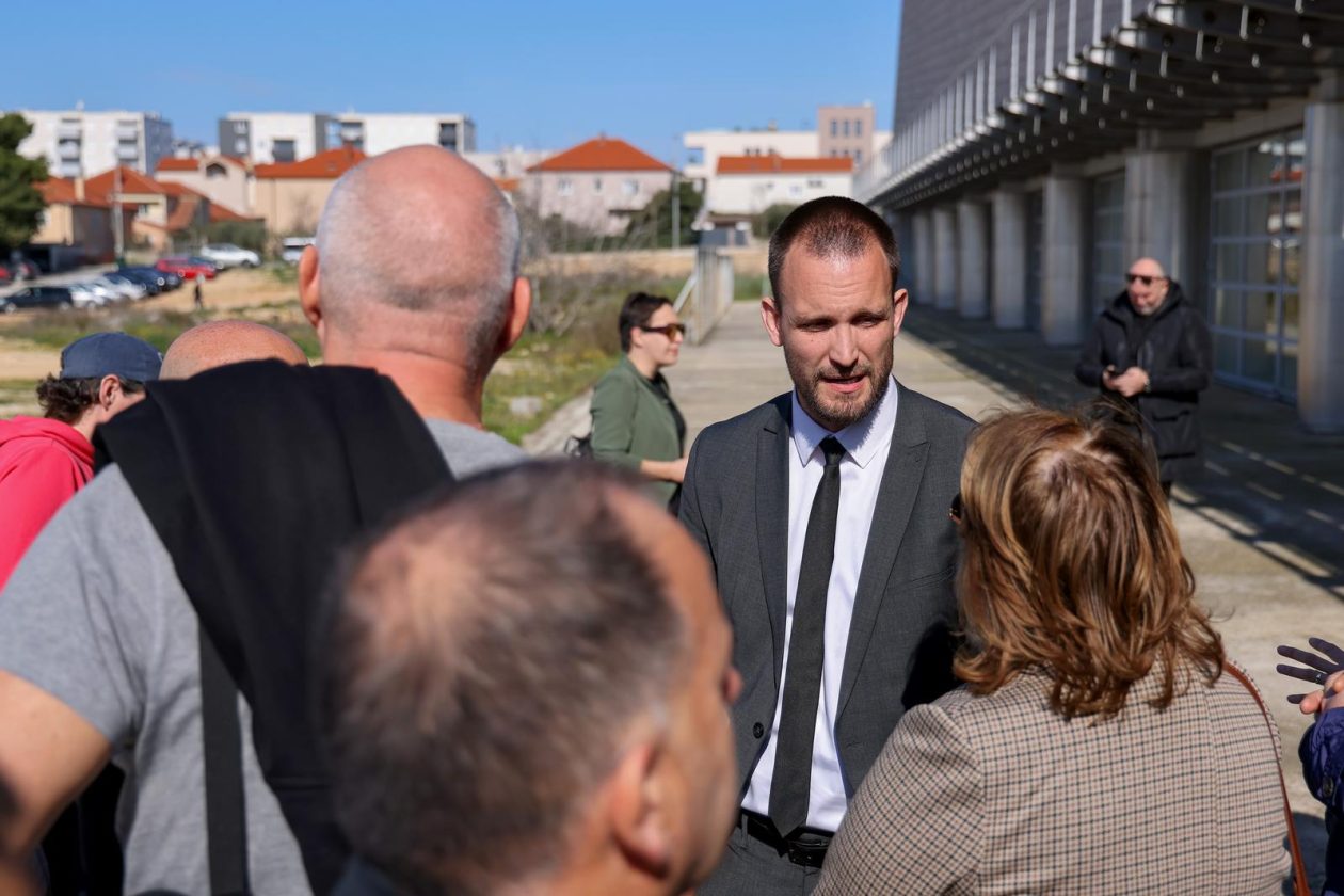 Zadar: Gradonačelnik Grada Zadra Šime Erlić potpisao je ugovor s trvtkom Lavčević o izgradnji olimpijskog bazena na Višnjiku