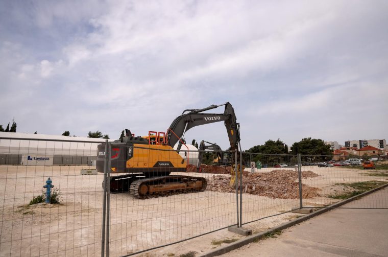 Radovi na izgradnji vanjskog bazena u sklopu Športskog centra Višnjik