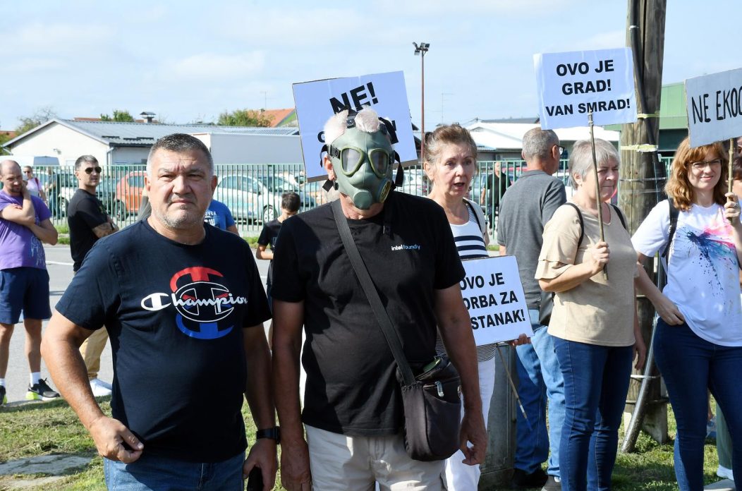 Siščani ne žele biti Smetlišćani” organizirali su prosvjed pod nazivom „NE TOSKA! Imamo Zeleni brijeg nećemo Crno brdo.“