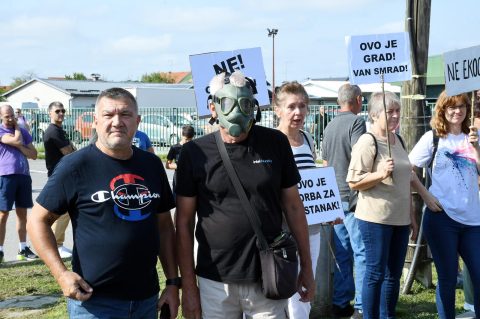 Siščani ne žele biti Smetlišćani” organizirali su prosvjed pod nazivom „NE TOSKA! Imamo Zeleni brijeg nećemo Crno brdo.“