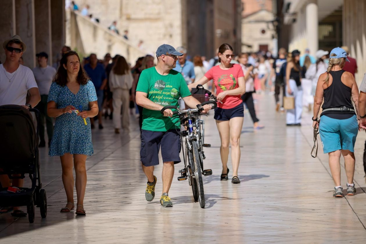 Zadar: Velik broj stranih gostiju u centru grada