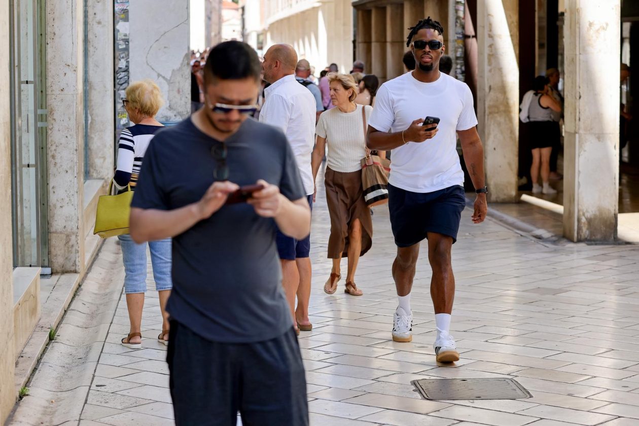 Zadar: Velik broj stranih gostiju u centru grada