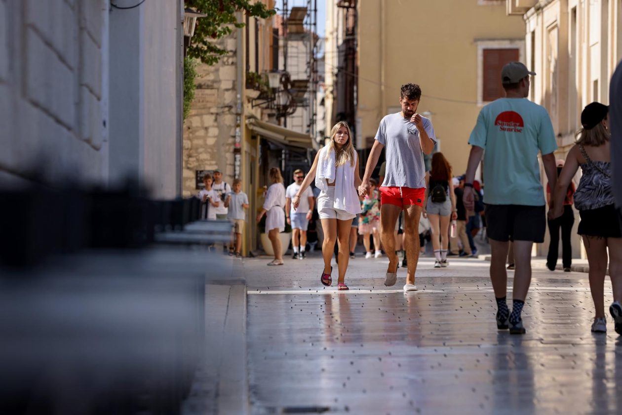 Zadar: Velik broj stranih gostiju u centru grada