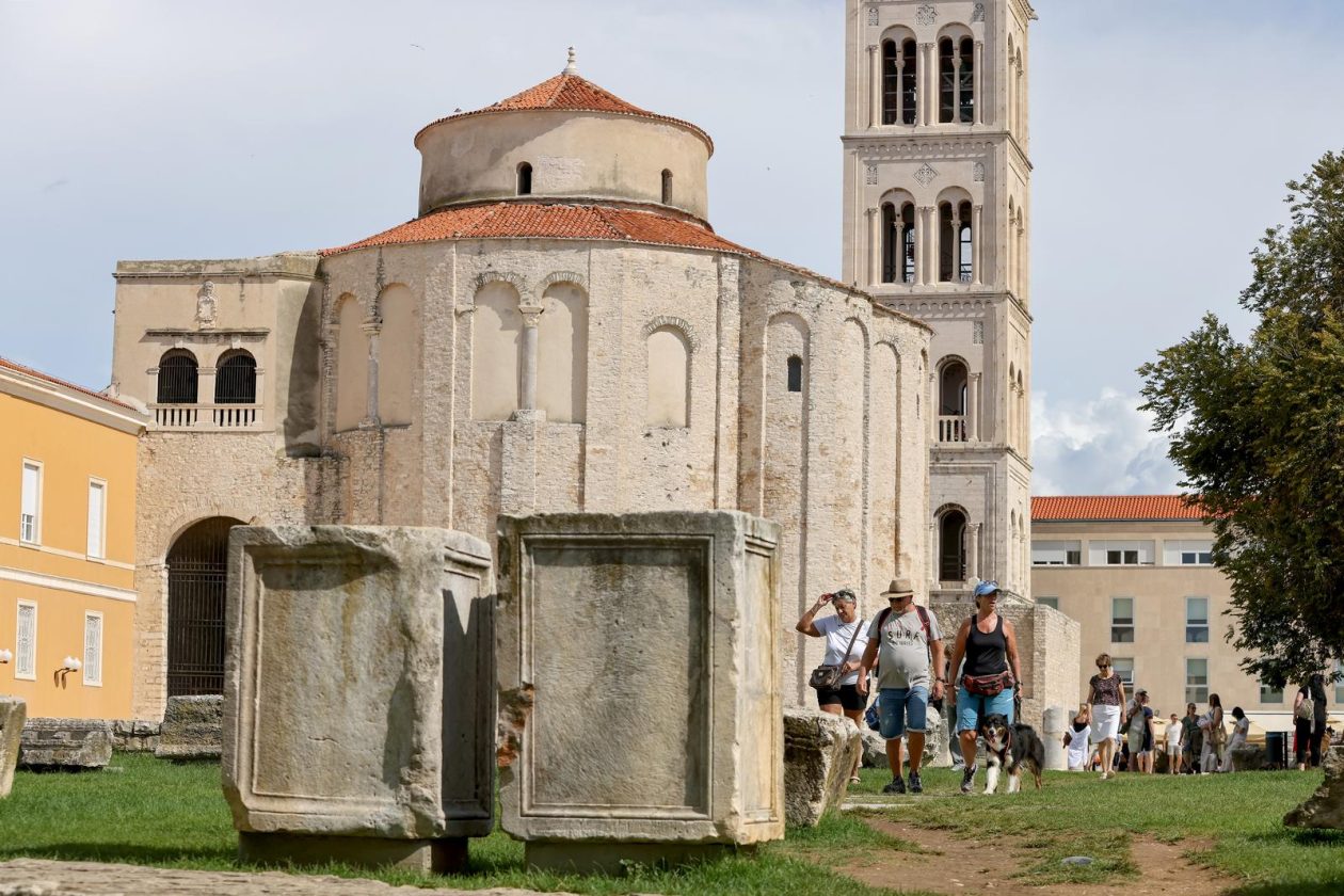 Zadar: Velik broj stranih gostiju u centru grada