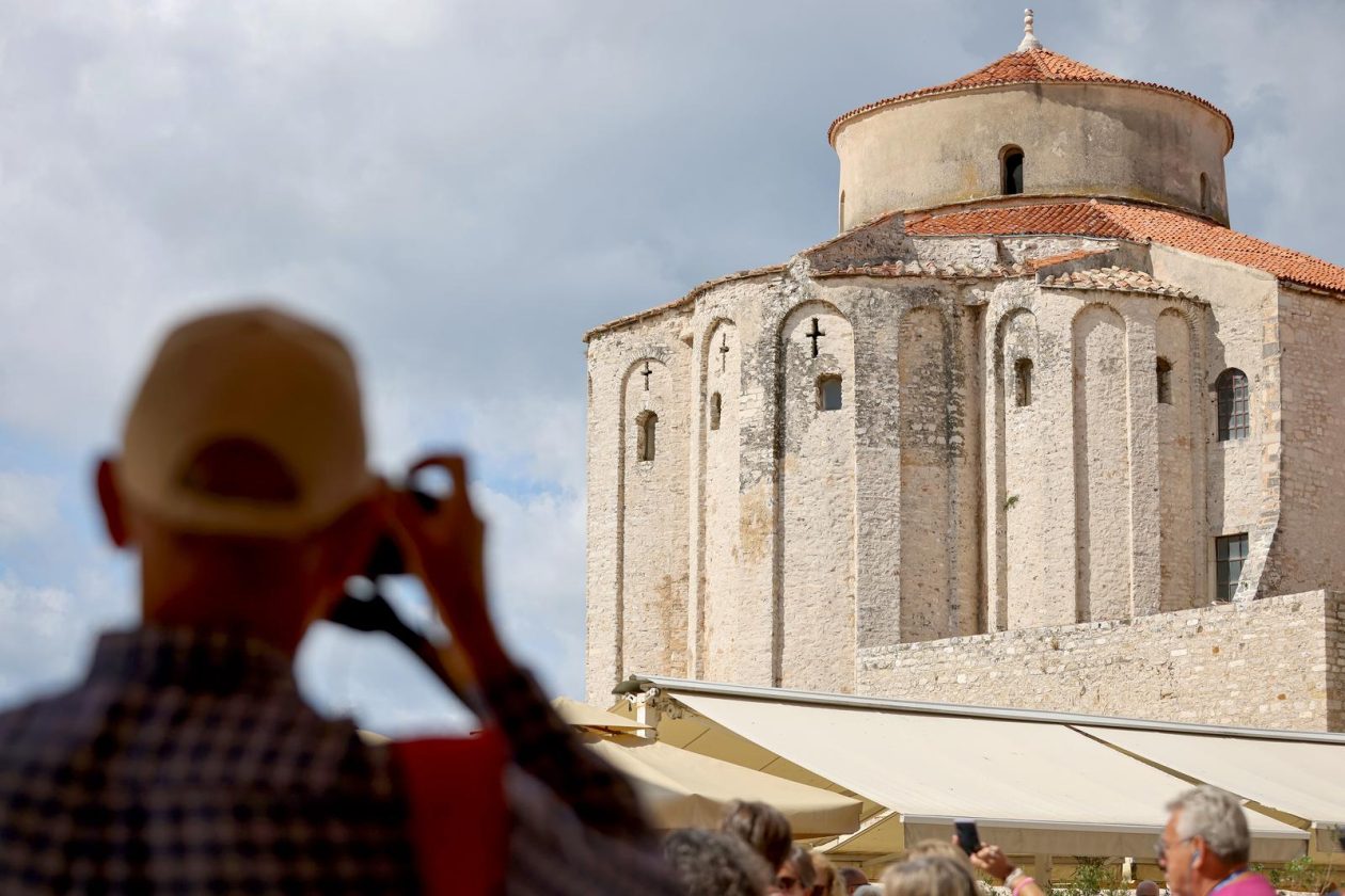 Zadar: Velik broj stranih gostiju u centru grada