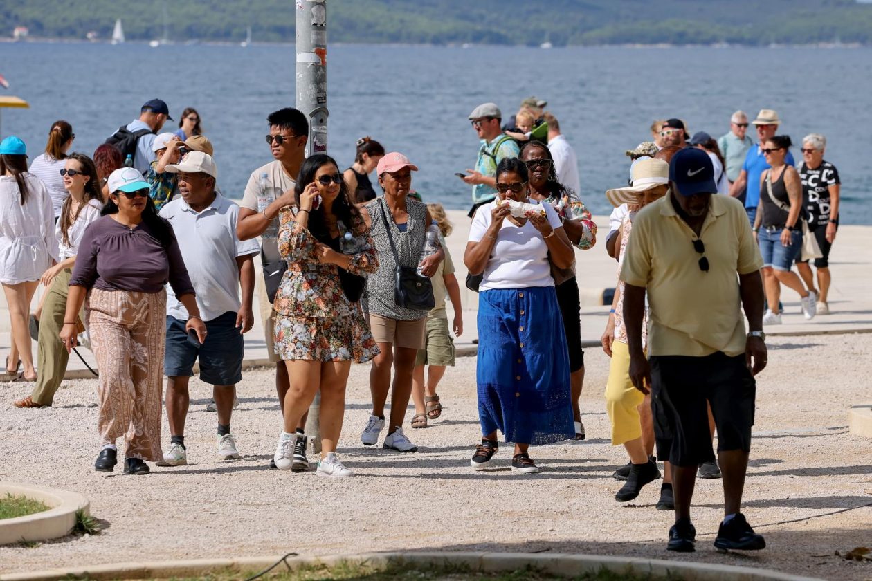 Zadar: Velik broj stranih gostiju u centru grada