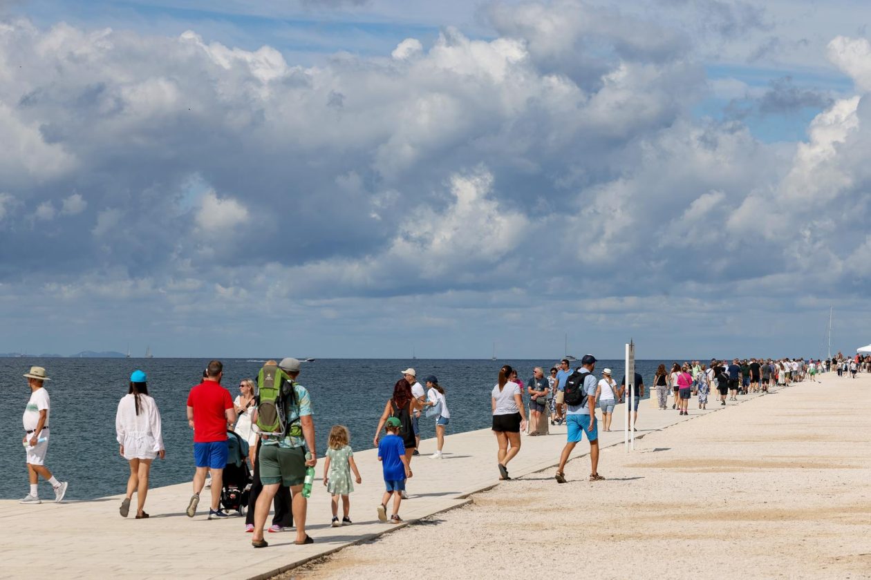 Zadar: Velik broj stranih gostiju u centru grada