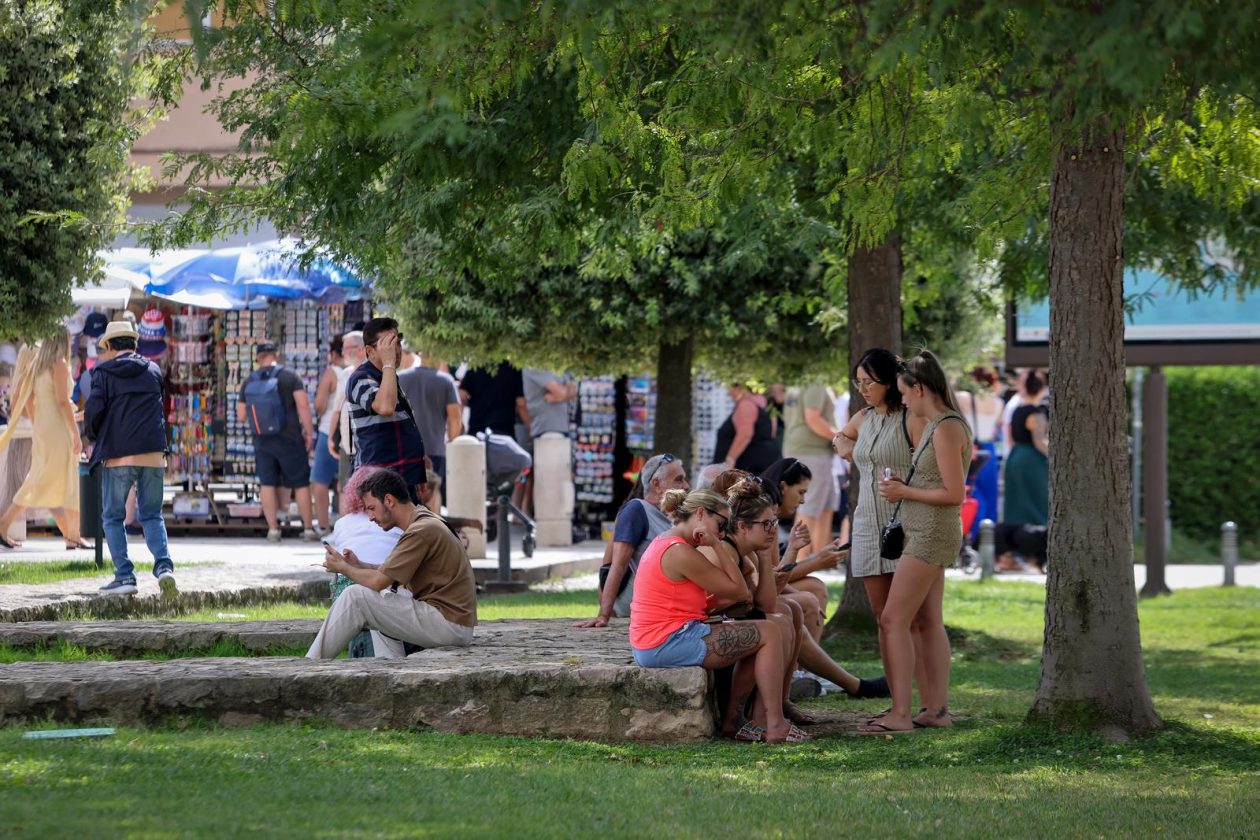 Zadar: Velik broj stranih gostiju u centru grada