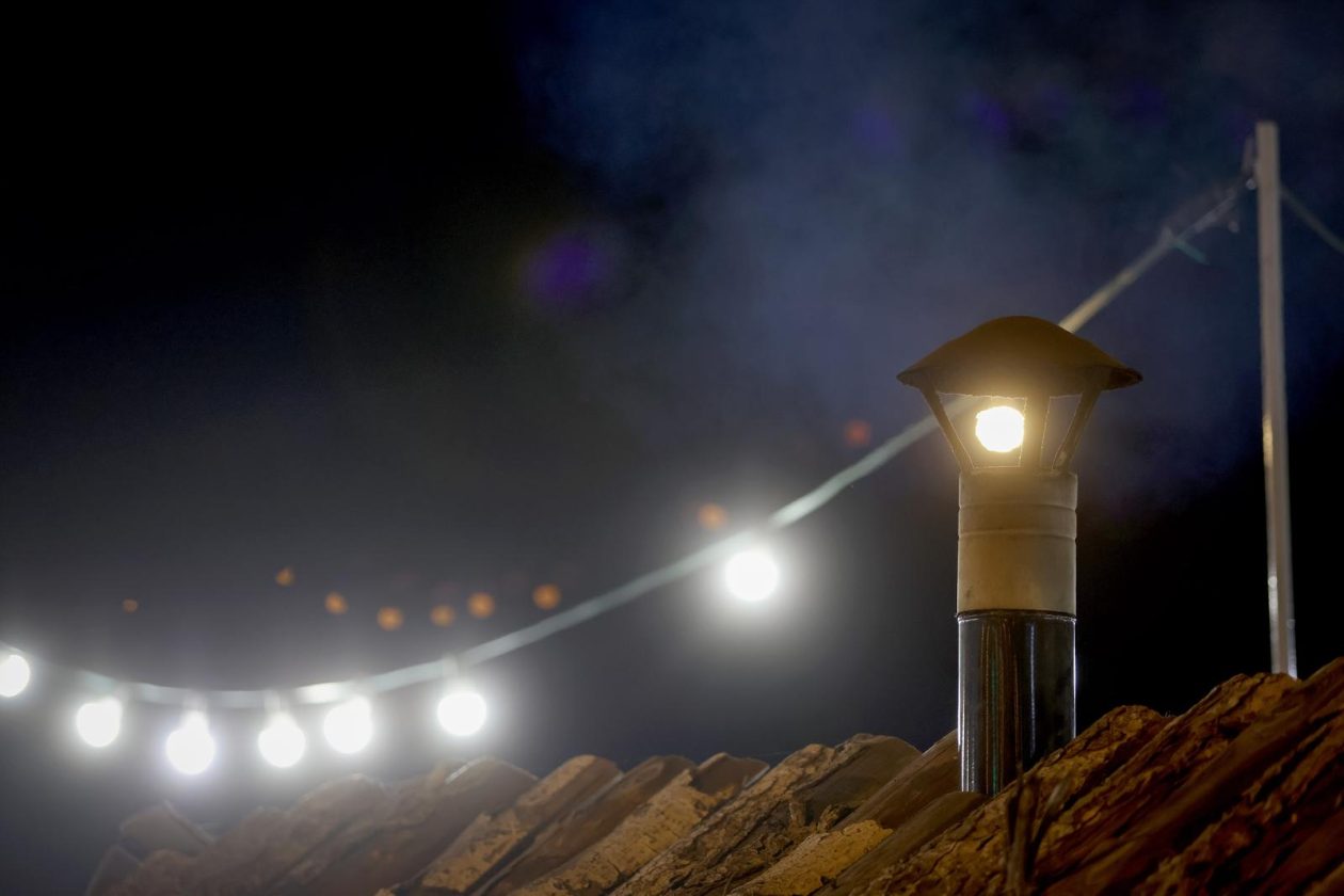 Bozicne jelke prodaju se na brojnim lokacijama