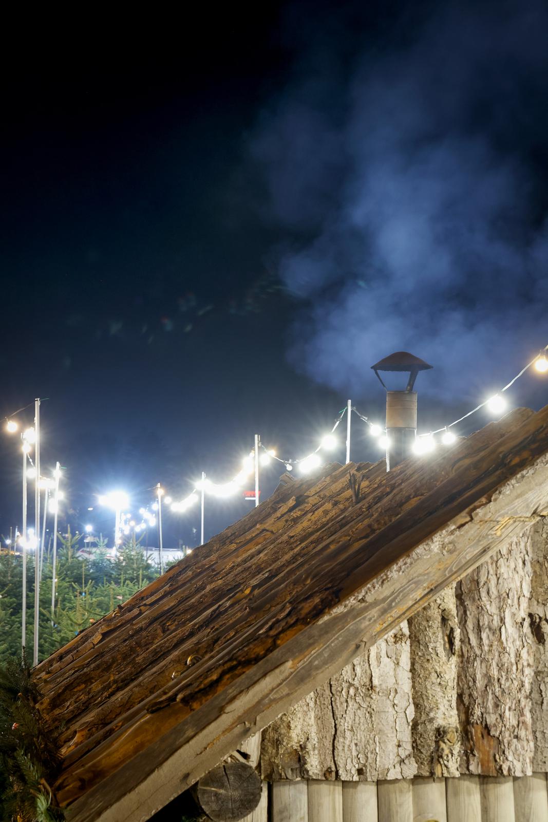 Bozicne jelke prodaju se na brojnim lokacijama