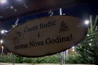 Bozicne jelke prodaju se na brojnim lokacijama