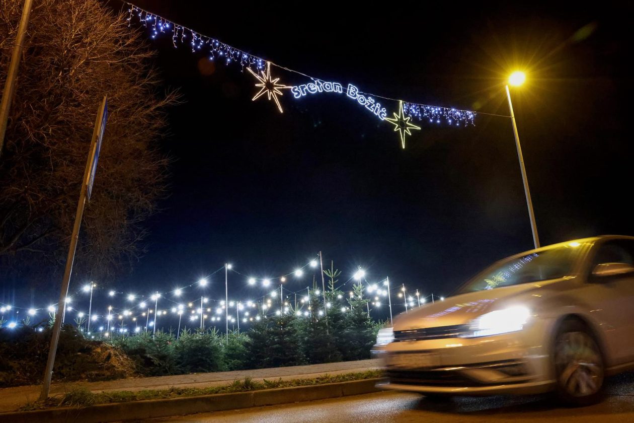 Bozicne jelke prodaju se na brojnim lokacijama