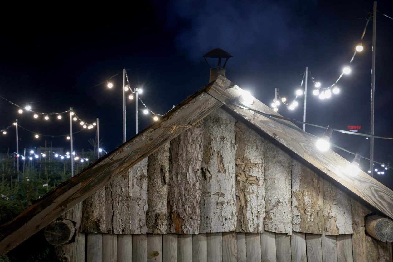 Bozicne jelke prodaju se na brojnim lokacijama