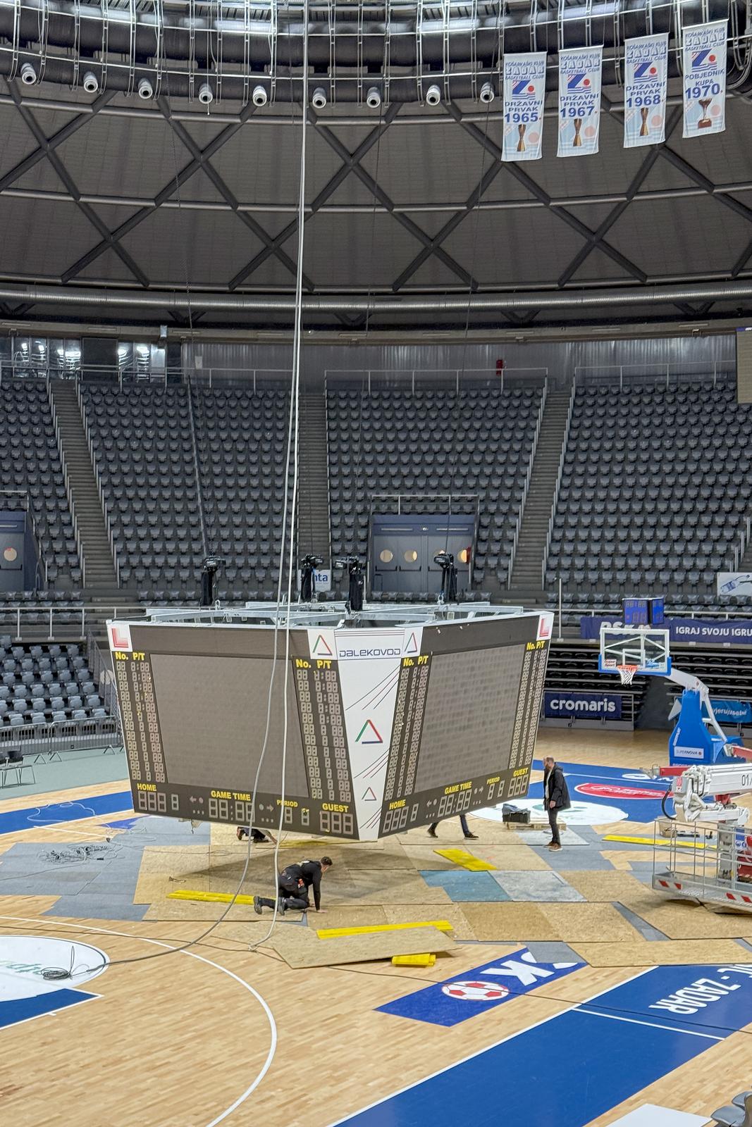 Zadar: Skidanje semafora u dvorani Krešimir Ćosić Zadar: Skidanje semafora u dvorani Krešimir Ćosić