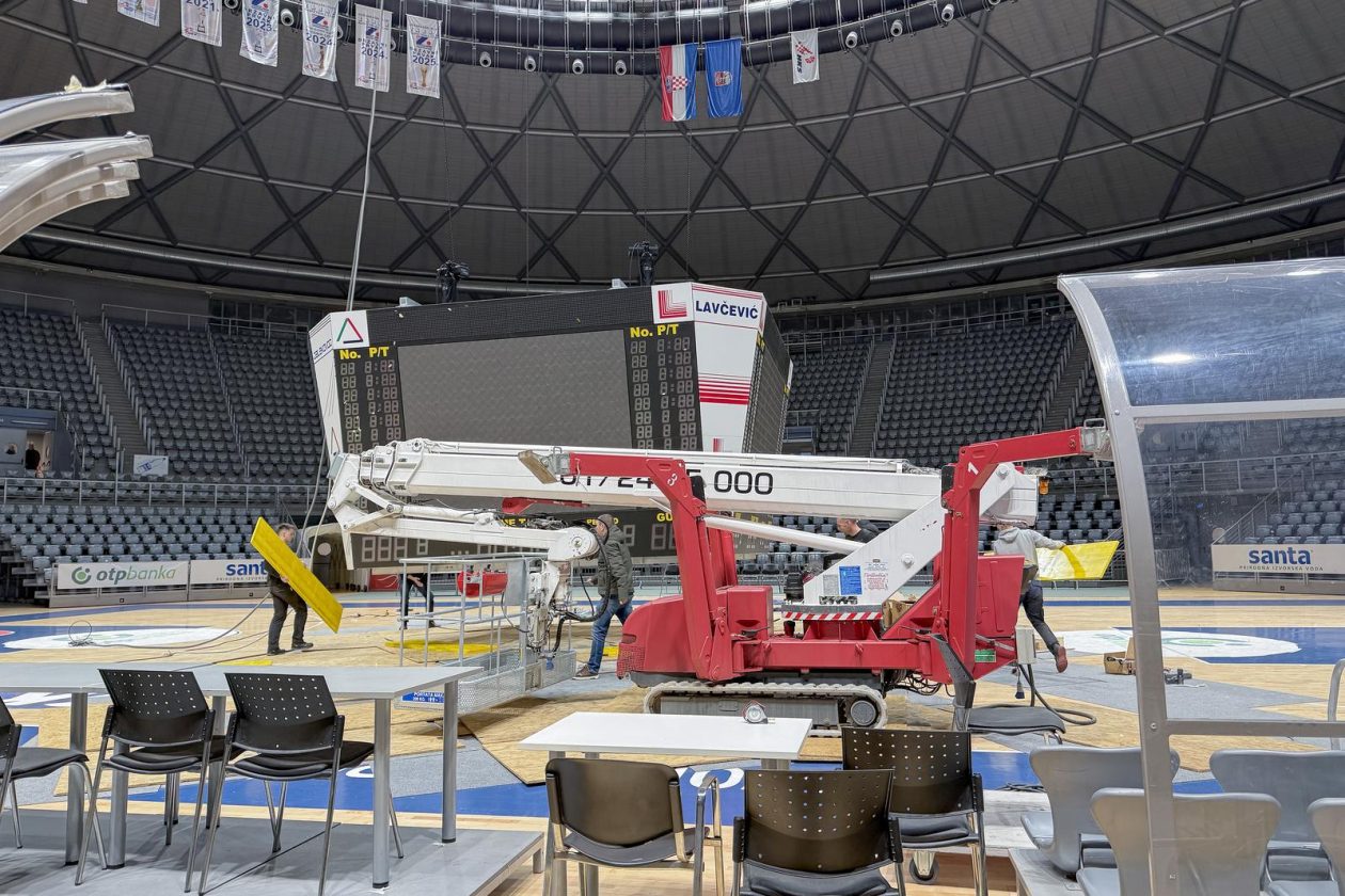 Zadar: Skidanje semafora u dvorani Krešimir Ćosić Zadar: Skidanje semafora u dvorani Krešimir Ćosić