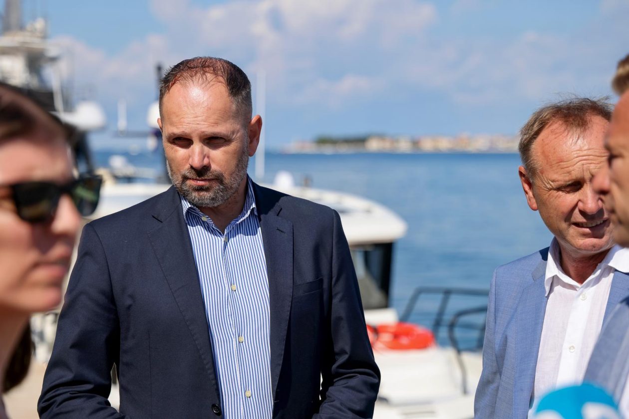 Župan Josip Bilaver sa suradnicima nazočio je primopredaji mobilne ljekarne – brodice Župan Josip Bilaver sa suradnicima nazočio je primopredaji mobilne ljekarne – brodice