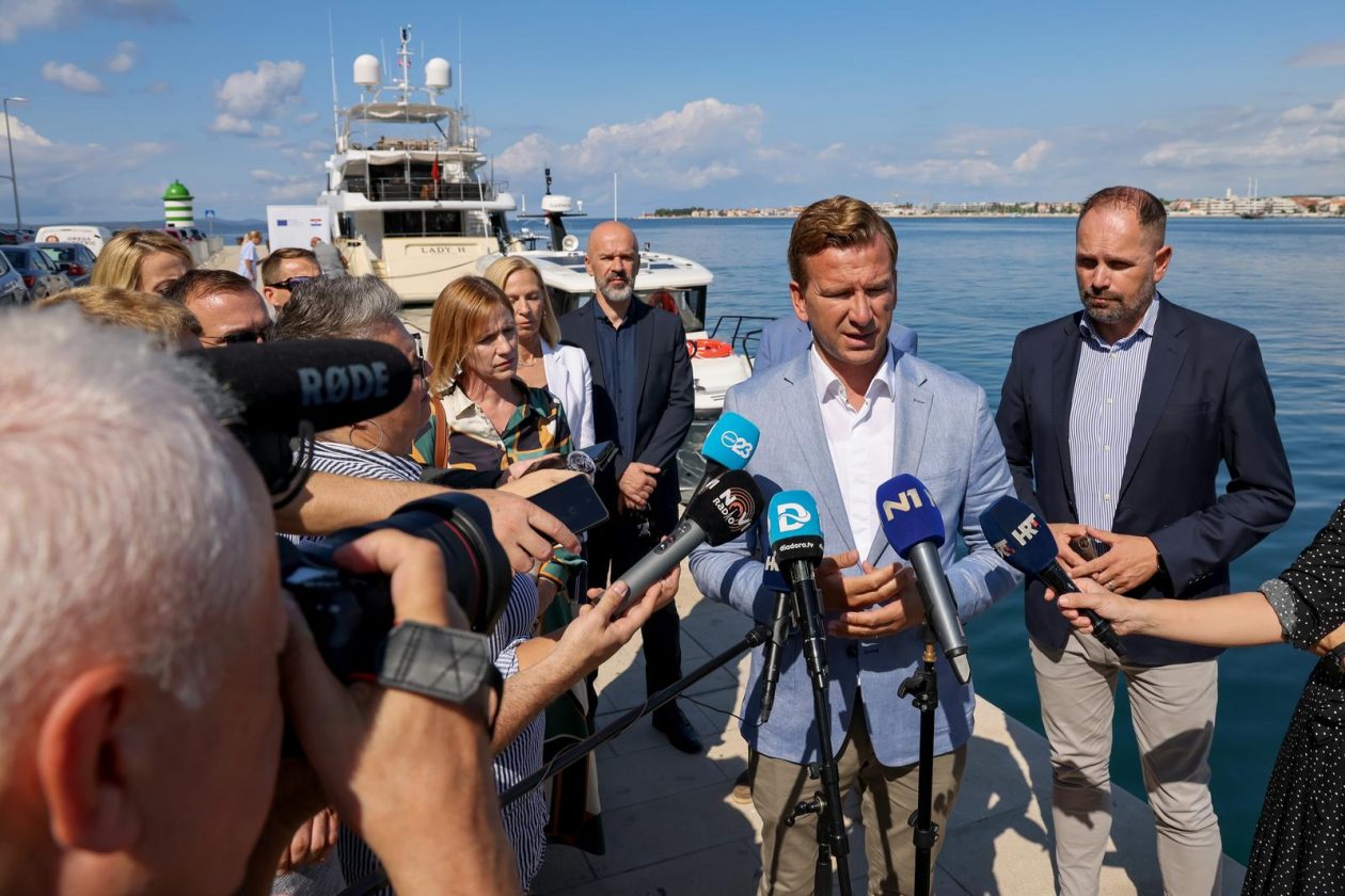 Župan Josip Bilaver sa suradnicima nazočio je primopredaji mobilne ljekarne – brodice Župan Josip Bilaver sa suradnicima nazočio je primopredaji mobilne ljekarne – brodice