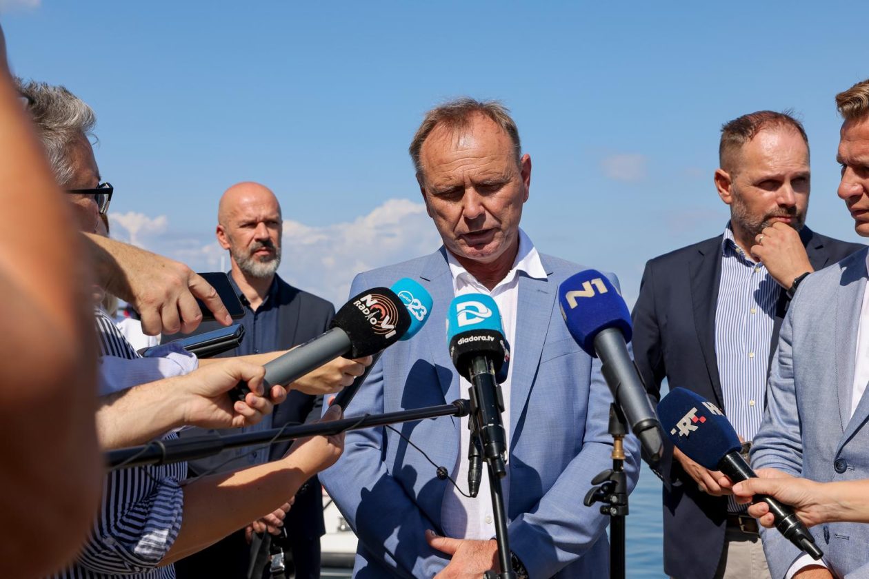 Župan Josip Bilaver sa suradnicima nazočio je primopredaji mobilne ljekarne – brodice Župan Josip Bilaver sa suradnicima nazočio je primopredaji mobilne ljekarne – brodice