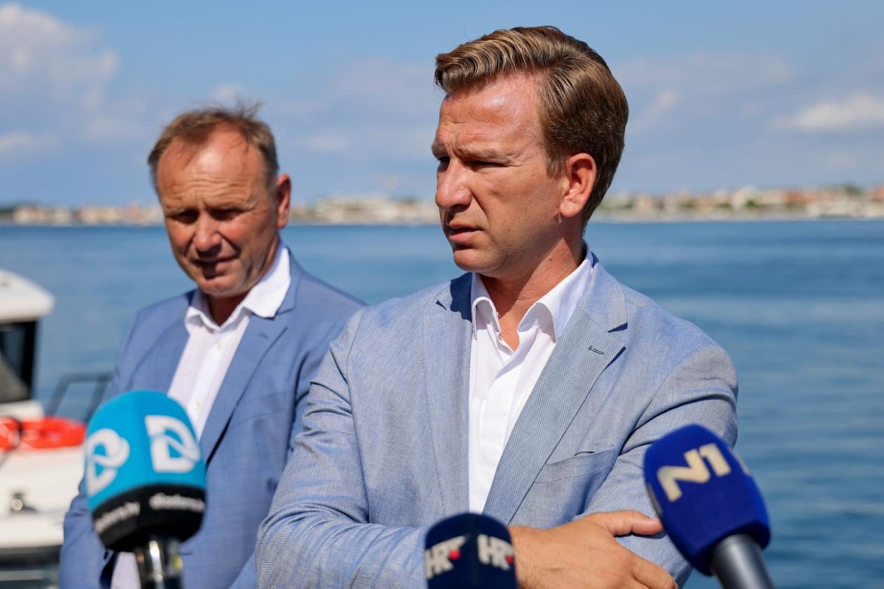 Župan Josip Bilaver sa suradnicima nazočio je primopredaji mobilne ljekarne – brodice Župan Josip Bilaver sa suradnicima nazočio je primopredaji mobilne ljekarne – brodice