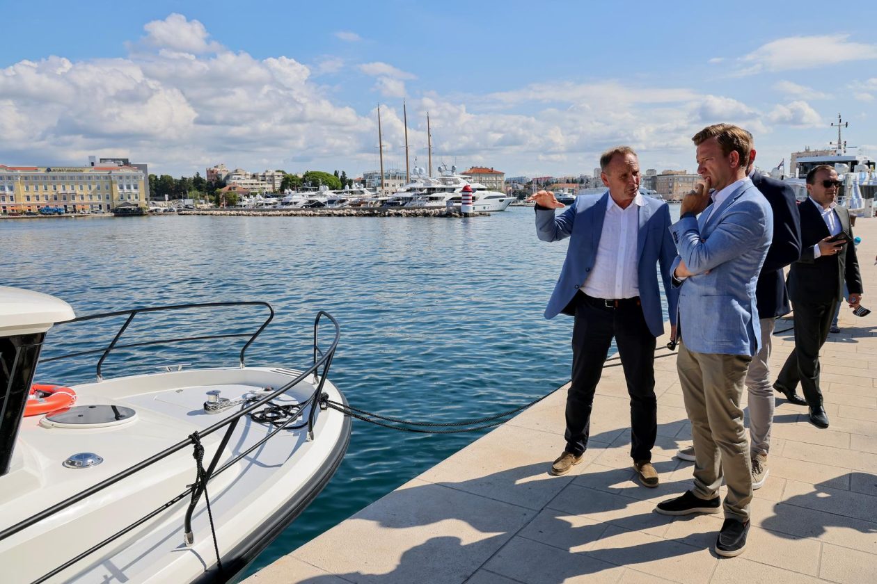 Župan Josip Bilaver sa suradnicima nazočio je primopredaji mobilne ljekarne – brodice Župan Josip Bilaver sa suradnicima nazočio je primopredaji mobilne ljekarne – brodice