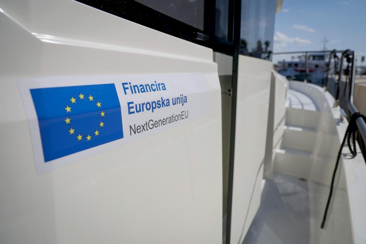 Župan Josip Bilaver sa suradnicima nazočio je primopredaji mobilne ljekarne – brodice Župan Josip Bilaver sa suradnicima nazočio je primopredaji mobilne ljekarne – brodice