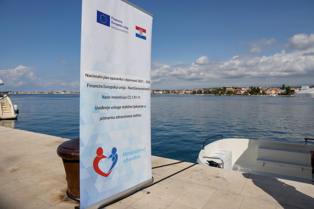 Župan Josip Bilaver sa suradnicima nazočio je primopredaji mobilne ljekarne – brodice Župan Josip Bilaver sa suradnicima nazočio je primopredaji mobilne ljekarne – brodice