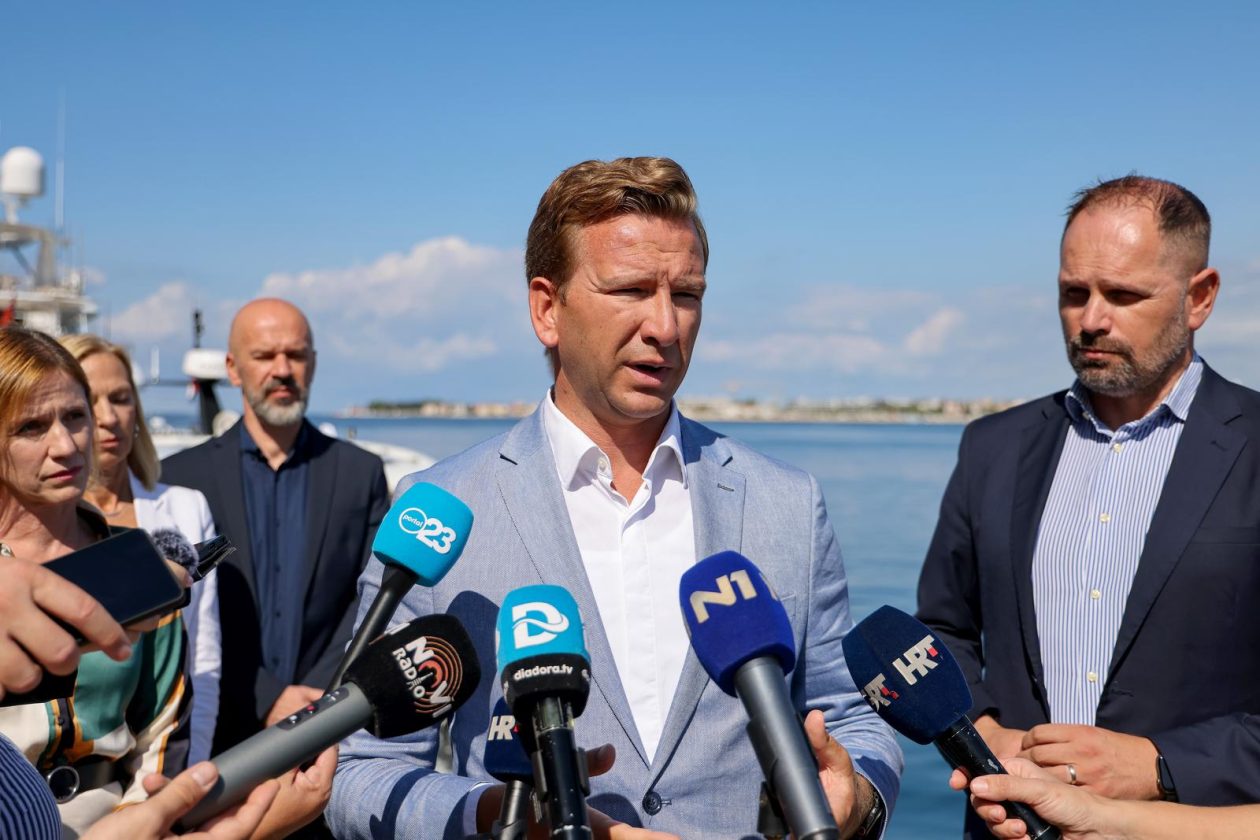 Župan Josip Bilaver sa suradnicima nazočio je primopredaji mobilne ljekarne – brodice Župan Josip Bilaver sa suradnicima nazočio je primopredaji mobilne ljekarne – brodice