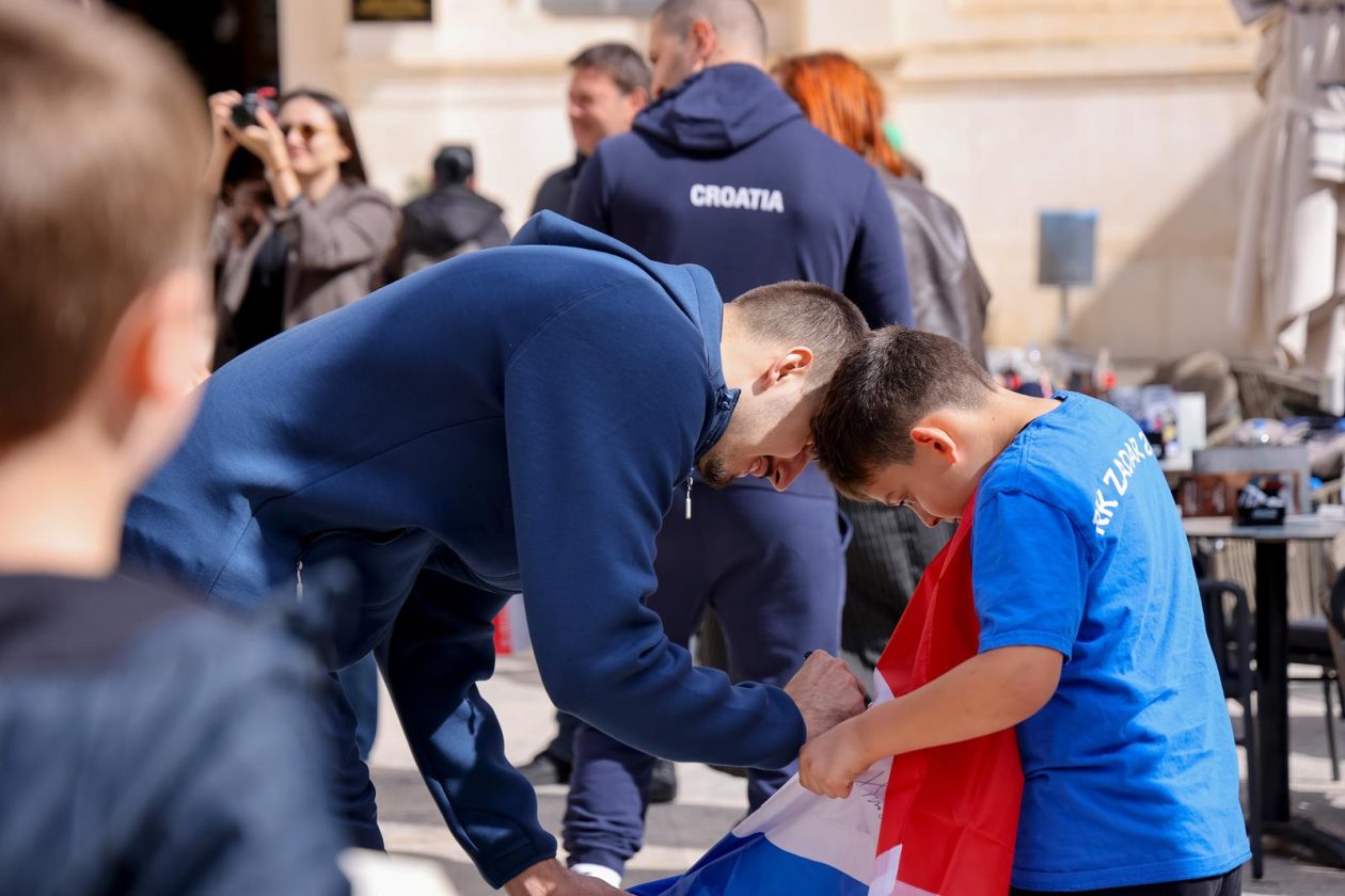 Narodni trg: Druženje rukometnih reprezentativaca s građanima