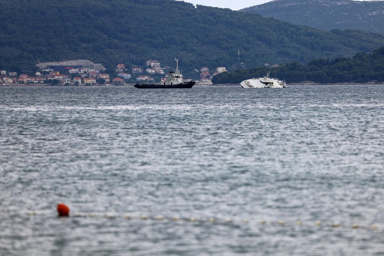 Zadar: Katamaran “Melita” s kojeg su noćas evakuirani putnici pluta u zadarskom kanalu