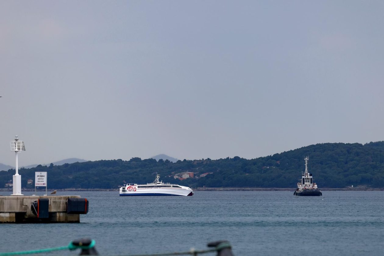 Zadar: Katamaran “Melita” s kojeg su noćas evakuirani putnici pluta u zadarskom kanalu