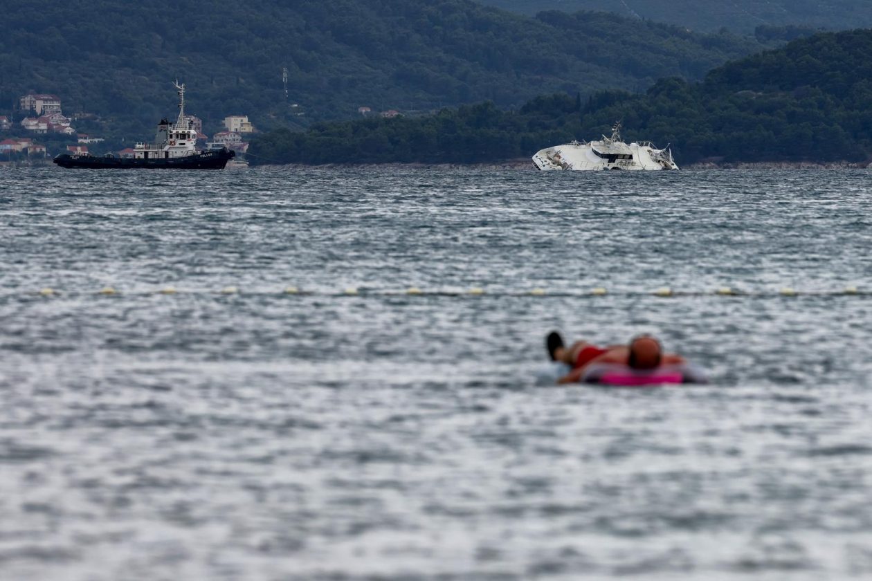 Zadar: Katamaran “Melita” s kojeg su noćas evakuirani putnici pluta u zadarskom kanalu