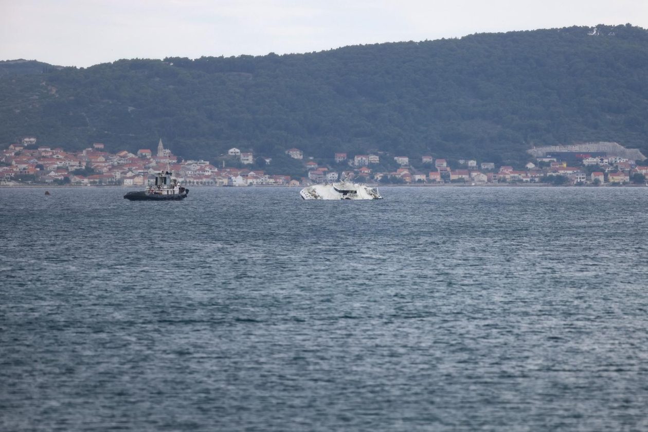 Zadar: Katamaran “Melita” s kojeg su noćas evakuirani putnici pluta u zadarskom kanalu