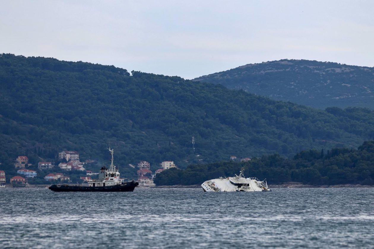Zadar: Katamaran “Melita” s kojeg su noćas evakuirani putnici pluta u zadarskom kanalu