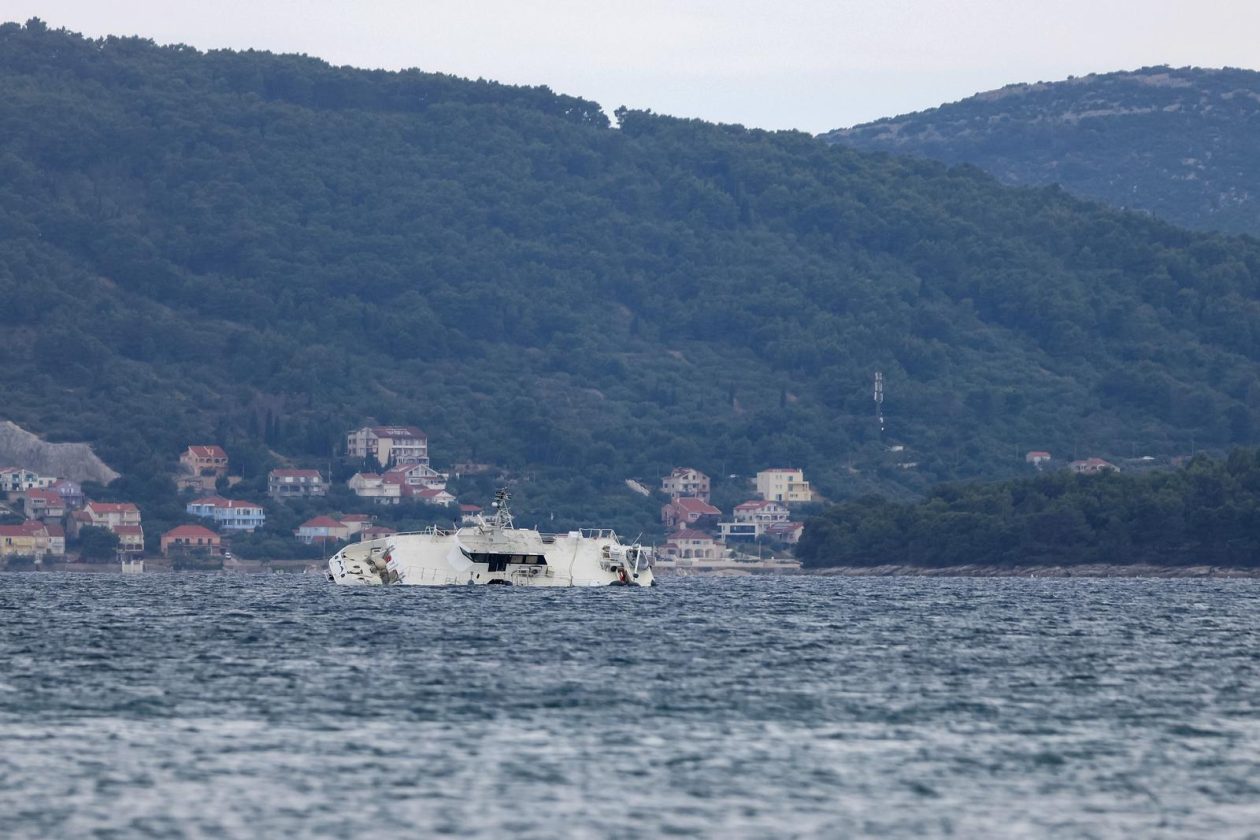 Zadar: Katamaran “Melita” s kojeg su noćas evakuirani putnici pluta u zadarskom kanalu