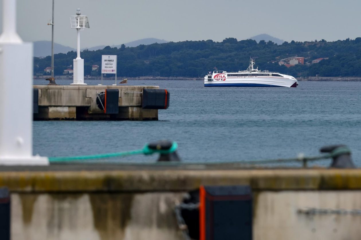 Zadar: Katamaran “Melita” s kojeg su noćas evakuirani putnici pluta u zadarskom kanalu