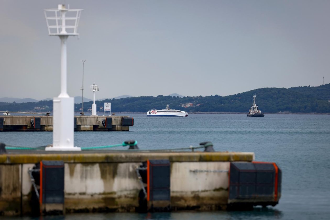 Zadar: Katamaran “Melita” s kojeg su noćas evakuirani putnici pluta u zadarskom kanalu