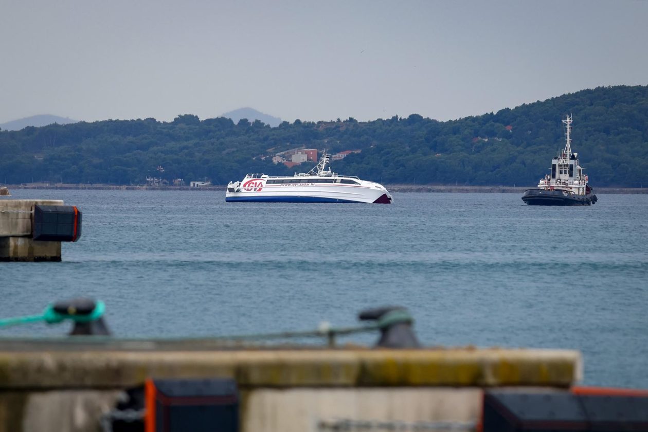 Zadar: Katamaran “Melita” s kojeg su noćas evakuirani putnici pluta u zadarskom kanalu