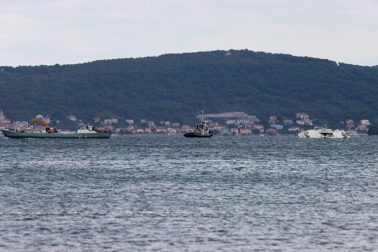 Zadar: Katamaran “Melita” s kojeg su noćas evakuirani putnici pluta u zadarskom kanalu