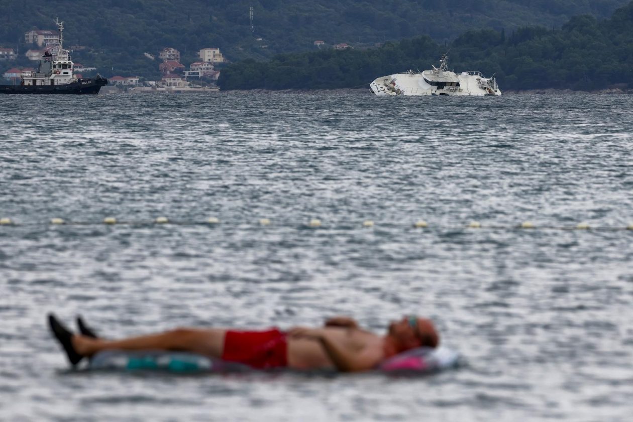 Zadar: Katamaran “Melita” sa kojeg su noćas evakuirani putnici pluta u zadarskom kanalu
