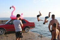 Vir: U nedostatku skakaonice, parkirali auto uz more i skakali s njega