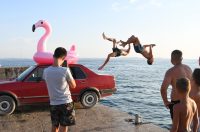 Vir: U nedostatku skakaonice, parkirali auto uz more i skakali s njega