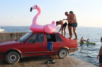 Vir: U nedostatku skakaonice, parkirali auto uz more i skakali s njega