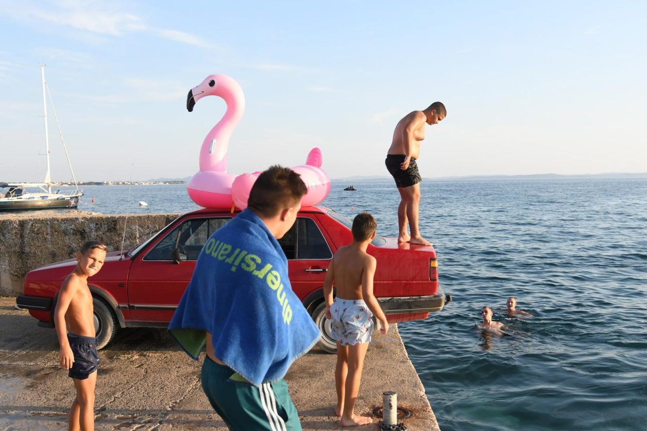 Vir: U nedostatku skakaonice, parkirali auto uz more i skakali s njega