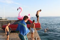 Vir: U nedostatku skakaonice, parkirali auto uz more i skakali s njega