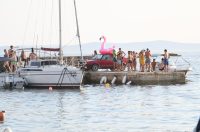 Vir: U nedostatku skakaonice, parkirali auto uz more i skakali s njega