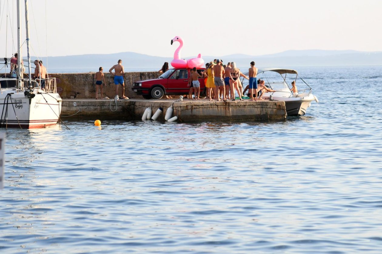 Vir: U nedostatku skakaonice, parkirali auto uz more i skakali s njega