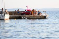 Vir: U nedostatku skakaonice, parkirali auto uz more i skakali s njega