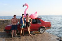 Vir: U nedostatku skakaonice, parkirali auto uz more i skakali s njega